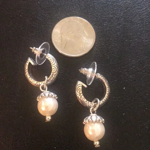 Silver and dangling Pearl earring by Liz & Co. - Picture 4 of 6